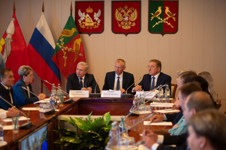 От дорог до соцобъектов. Сенатор Сергей Лукин и вице-губернатор Сергей Трухачёв провели рабочую встречу с активом Таловского района. От дорог до соцобъектов. Сенатор Сергей Лукин и вице-губернатор Сергей Трухачёв провели рабочую встречу с активом Таловского района.