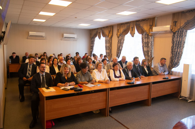 От дорог до соцобъектов. Сенатор Сергей Лукин и вице-губернатор Сергей Трухачёв провели рабочую встречу с активом Таловского района.