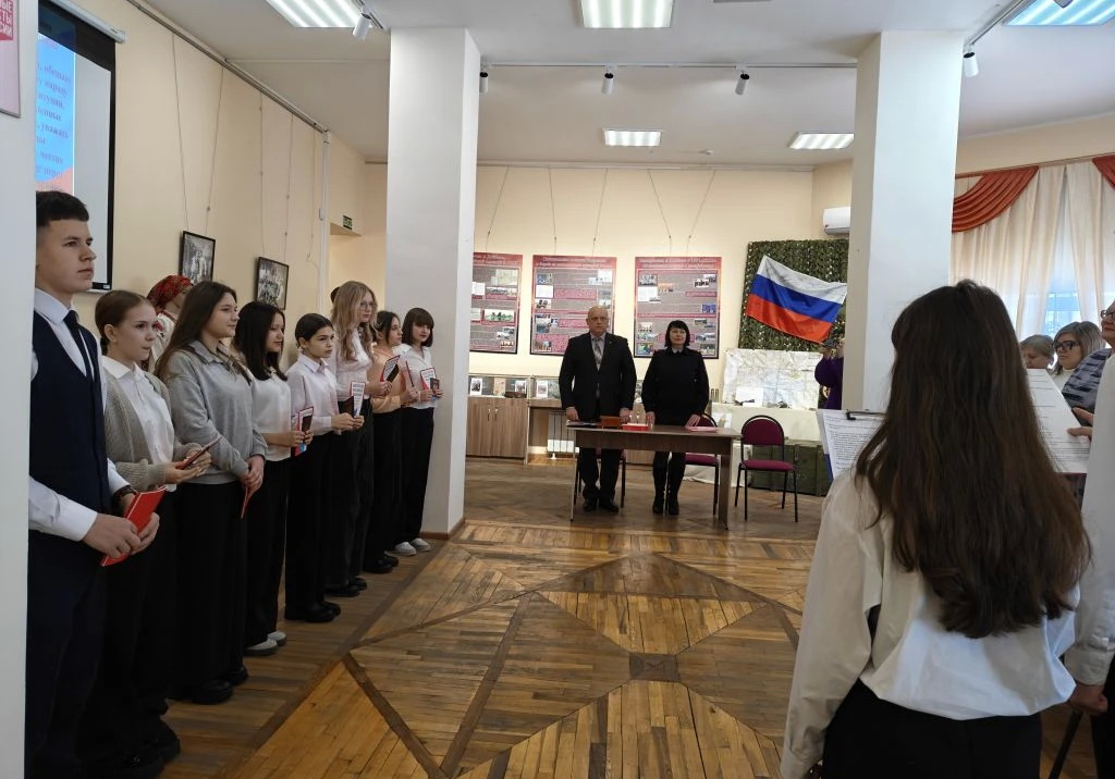 Праздничная церемония вручения паспортов Российской Федерации.